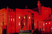 Das Große Haus am Schillerplatz erstrahlte am bundesweiten Aktionstag „Theater und Orchester“ in der Signalfarbe Rot (30. Nov. 2020). Foto: Marlies Kross