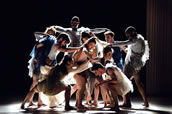 Das Ballett Hagen in der Choreografie „Wassermusik“ von Francesco Nappa. Foto: Leszek Januszewski