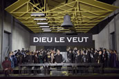 „Les Huguenots“ an der Deutschen Oper Berlin mit Derek Welton als Graf de Saint-Bris und dem Chor der Deutschen Oper. Foto: Bettina Stöß