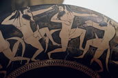 Attische Trinkschale um 510 vor Christus mit betrunkenen Satyrn im wilden Tanz