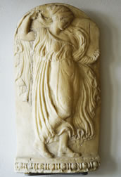Fragment eines Puteals mit tanzender Mänade. Es entstammt wohl einem luxuriösen römischen Wohnhaus aus dem ersten Jahrhundert vor Christus