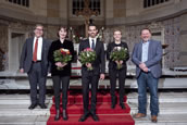 Tobias Könemann, Geschäftsführer der VdO (links), Gerrit Wedel, Stellv. Geschäftsführer der VdO (recht) mit den drei Finalist/-innen. Foto: Jana Evers