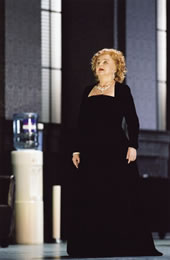 Edita Gruberová in „Roberto Devereux“ an der Münchner Staatsoper. Foto: Wilfried Hösl