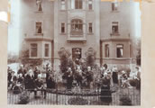 Die „Ur-Marie“, Gründungshaus mit damaligen Bewohnern, 1898. Foto: historisch 