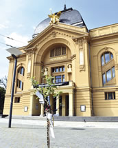 Theater Altenburg Gera mit Bäumchen. Foto: Susanne Streicher