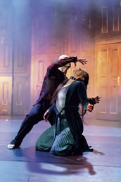 „Hamlet“ als Tanztheater mit Antonio Carta als Hamlet und  Camille Jackson als Gertrude. Foto: Tim Müller