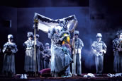 Szenenfoto aus Benjamin Brittens Oper „Ein Sommernachtstraum“ in der Inszenierung von Wolfgang Berthold mit dem Chor. Foto: Peter van Heesen