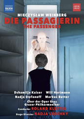 Die Produktion der Grazer Oper, gefilmt im Februar 2021, steht derjenigen aus Bregenz in keiner Weise nach. Sie zeigt, dass „Die Passagierin“ ein Meisterwerk des Musiktheaters des 20. Jahrhunderts ist, das grundverschiedene szenische und musikalische Zugriffe problemlos aushält