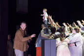 „Ulisse“ an der Oper Frankfurt mit Iain MacNeil (Odysseus), Yves Saelens (Teiresias; in roter Hose mit Kind in den Händen) und dem – ausgezeichneten – Chor der Oper Frankfurt. Foto: Barbara Aumüller