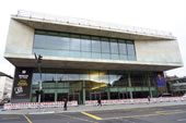 Die Glasfassade des neuen Kopfbaus des Mainfranken Theaters. In der Frontansicht sieht man kaum mehr, dass sich hier mitten in Würzburg eine Großbaustelle befindet.