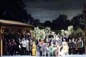 Tigran Martirossian als Pope, Dmitry Golovnin als Sergei, Camilla Nylund als Katerina Ismailova und der Chor der Hamburgischen Staatsoper. Foto: Monika Rittershaus