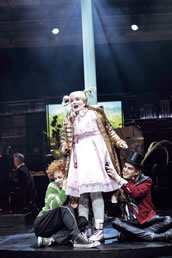 An der Kinderoper Köln sind die Mitglieder des Opernstudios im Einsatz, hier in der Inszenierung von „The Musician“ mit Luzia Tietze, Tinka Pypker und Armando Elizondo. Foto: Sandra Then