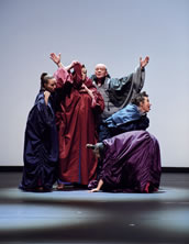 Im Förderprogramm „NOperas!“ schließen sich pro Spielzeit mehrere Bühnen zusammen, um experimentelles Musiktheater auf die Bühne zu bringen. „Kitesh“ in Bremen in der Spielzeit 2020/2021 Foto: Jörg Landsberg.