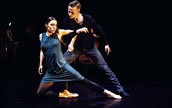 „White Noise“. Oben: Kateryna Andrenko und Nikita Hodyna. Foto: Dennis Mundkowski