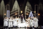„La Cenerentola“ mit dem Herrenchor der Oper Köln, Tänzern und Omar Montanari als Don Magnifico. Foto: Matthias Jung