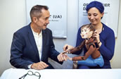 Komponist Jonathan Dove begrüßt Pinocchio und Puppenspielerin Johanna Kunze. Foto: Tom Neumeier