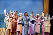 „Die schöne Helena“ am Theater Hagen 2022 (Inszenierung: Johannes Pölzgutter) mit Angela Davis als Helena und dem Damenchor des Theaters Hagen. Foto: Björn Hickmann