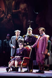 „Die Großherzogin von Gerolstein“ am Gärtnerplatztheater mit Gunnar Frietsch (Baron Puck), Sigrid Hauser (Erusine von Nepomukka), Alexander Grassauer (General Bumm) und Daniel Prohaska (Prinz Paul). Foto: Jean-Marc Turmes