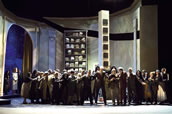 „Nabucco“ am Theater Krefeld-Mönchengladbach mit dem Bühnenbild des verstorbenen Roy Spahn. Foto: Matthias Stutte