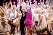 Eine neue Perspektive auf „Die Blume von Hawaii“ mit Carmen Steinert, Rosha Fitzhowle und dem Chor des Theaters Magdeburg. Foto: Andreas Lander