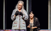 Trine Møller (Elektra) und Edna Prochnik (Klytämnestra). Foto: Jochen Quast