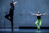 William Forsythes‘ „Approximate Sonata“ mit Cohen Aitchison-Dugas und Weronika Frodyma. Foto: Yan Revazov