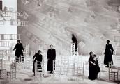 UA von Reimanns „Bernarda Albas Haus“ an der Staatsoper München im Jahr 2000. Die Uraufführung fand am 30. Oktober 2000 im Nationaltheater München statt. Die Inszenierung stammte von Harry Kupfer, das Bühnenbild von Frank Philipp Schlößmann, die Kostüme von Klaus Bruns. Die musikalische Leitung hatte Zubin Mehta. Mehr dazu in: Reinhard Schulz: Klaustrophobische Enge – Reimanns „Bernarda Albas Haus“ in München. Rezension der Uraufführung in Oper & Tanz, Juni 2006. Foto: Wilfried Hösl