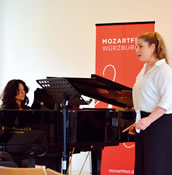 Pianistin Doriana Tchakarova mit Stipendiatin Martina Baroni beim MozartLabor. Foto: Mozartfest-Würzburg, Kathrin Belke Pianistin Doriana Tchakarova mit Stipendiatin Martina Baroni beim MozartLabor. Foto: Mozartfest-Würzburg, Kathrin Belke