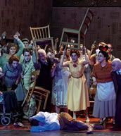Engelbert Humperdinck, „Königskinder“ mit Garrie Davislim (Der Königssohn), Ensemble und Chor, Foto: Thilo Beul Engelbert Humperdinck, „Königskinder“ mit Garrie Davislim (Der Königssohn), Ensemble und Chor, Foto: Thilo Beul