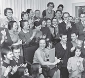 Gret Palucca im Kreise von Studierenden und Lehrenden 1962. Foto: Eric Höhne