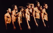 Pina Bausch, „Das Frühlingsopfer“, die jungen Männer, mit dem Ensemble des Wuppertaler Tanztheaters Pina Bausch, v.l.n.r.: Alexeider Abad González, Jorge Puerta Armenta, Pablo Aran Gimeno, Rainer Behr, Fernando Suels Mendoza, Michael Strecker, Kenji Takagi, Damiano Ottavio Bigi, Bernd Uwe Marszan. Foto: Laszlo Szito