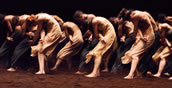 Pina Bausch, „Das Frühlingsopfer“, die jungen Mädchen, mit dem Ensemble des Wuppertaler Tanztheaters Pina Bausch. Foto: Ulli Weiss/ Pina Bausch Foundation