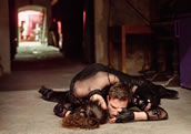 Musik-Theater-Walk „Fassaden“, Staatstheater Wiesbaden, mit Raquel Nevado Ramos und Edzard Locher. Foto: Maximilian Borchardt