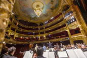 Bühnenarbeit vor prachtvoller Kulisse: Runde für Runde setzt sich Wettbewerbsteilnehmer Sieva Borzak beim CIDOO an der Opéra Royal de Wallonie-Liège durch. Foto: J. Berger