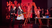 Giuseppe Verdi, „La Traviata“ am Deutschen Nationaltheater Weimar mit Ilya Silchuk (Baron Douphol), Ylva Stenberg (Violetta Valéry) und dem Opernchor des DNT. Foto: Candy Welz