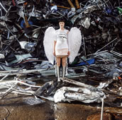 Kampagnenfoto zur Eröffnungspremiere der Saison am 27. September 2025 mit Robert Schumanns „Das Paradies und die Peri“ in der Inszenierung von Tobias Kratzer unter musikalischer Leitung von Omer Meir Wellber. Foto: Hilde Van Mas