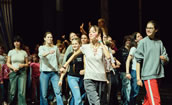 Kinderchor am Rhein und Akademie für Chor und Musiktheater sowie im Hintergrund Charlotte Langner (Besitzerin vom Spielzeugland / Fuchs) bei der Probe zu „Pinocchio“.