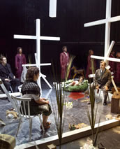 George Antheil, „The Brothers“ mit Michał Rudziński (Soldat), Stefanie Rhaue (Witwe), Inga Lisa Lehr, Markus Gruber (Zivilist) und Chor des Theater Hof. Foto: Harald Dietz.
