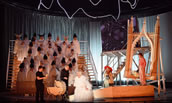 Jacques Offenbach, „Hoffmanns Erzählungen“, mit Dustin Drosdziok (Set-Aufnahmeleiter), Algirdas Drevinskas (Spalanzani), Liudmila Lokaichuk (Olympia), Clara-Sophie Bertram (Muse) und Jon Jurgens (Hoffmann als junger Mann); und Opernchor. Foto: Martin Kaufhold