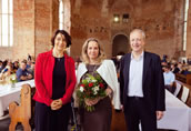 Die Senatorin beim Pfarrer- und Pfarrerinnentag der Evangelischen Kirche Berlin-Brandenburg-schlesische Oberlausitz in der Berliner Parochialkirche mit Pröpstin Dr. Christina-Maria Bammel und Bischof Dr. Christian Stäblein. Foto: Matthias Kindler