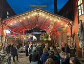 Publikum im Innenhof von Werk2 beim Leipziger Festival TRACKS 2024. Foto Jakob Boeckh