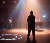Publikum während der Aufführung von LICHT24 in der Werkbühne Leipzig beim Festival TRACKS 2024. Foto: Yannic Borchert