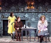 Gian Carlo Menotti, „The Old Maid and the Thief“ mit Sophia Keiler (Laetitia), Frances Lucey (Miss Pinkerton) und Anna Agathonos (Miss Todd). Foto: Anna Schnauss