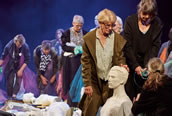 Marc L Vogler, „Who Cares?“, Uraufführung an der Oper Dortmund mit Mitgliedern des Bürgerinnen-Chores. 