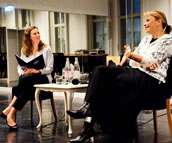 Julia Hofmann im Gespräch mit der lettischen Opernsängerin Elīna Garanča. Foto: Alex Hofmann