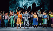 Ludger Vollmer, „Rummelplatz“, mit Marlen Bieber (Ingrid), Jaco Venter (Hermann Fischer) und dem Opernchor der Theater Chemnitz. Foto: Nasser Hashemi