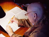 Henze beim Komponieren von „Gisela!“ in seinem Arbeitszimmer auf La Leprara, 2010. Foto: Hans Werner Henze-Stiftung