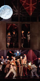 Nikolai Rimsky-Korsakow, „Die Nacht vor Weihnachten“, an der Bayerischen Staatsoper München mit Tansel Akzeybek als Teufel und Ensemble. Foto: Geoffroy Schied