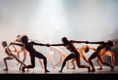 „Die Unsichtbaren“ von John Neumeier für das Bundesjugendballett. Foto: Kiran West