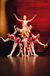 John Cranko, „Jeu de Cartes“ mit Christan Emanuel Amuchastegui als Joker (Mitte), Ermes Vanni, Pol Dominguez Perez, James Cooper und Damiano Cerri. Foto: Ronny Ristok